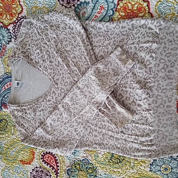 💥3 for $15💥 GAP Leopard sweater - Picture 2 of 7